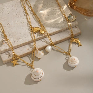 Collier en acier doré avec pendentifs coquillage, étoile de mer et dauphin