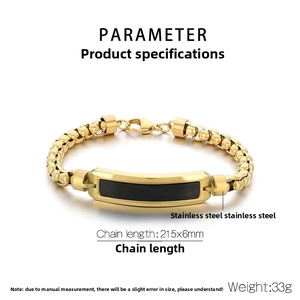 Detailansicht eines Herrenarmbands aus goldenem Edelstahl mit schwarzer Platte und Verschluss