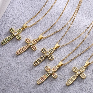 Collane con croce d'oro e ciondoli geometrici in zircone in cinque diversi colori