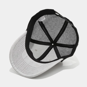 Dettaglio del retro in rete traspirante e dell'etichetta 100% poliestere del cappellino