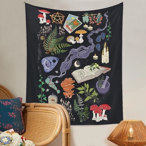 Detailaufnahme des Boho-Wandteppichs mit Sonne-Tarot, Pilzen und magischen Naturelementen