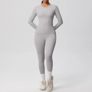 Vue de face d'un ensemble gris haut court à manches longues et legging taille haute