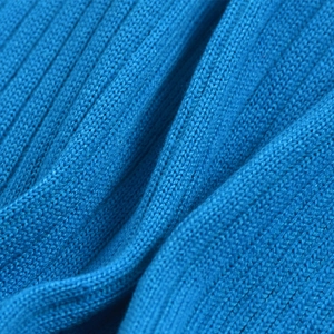 Vue macro de la maille côtelée bleu roi montrant la texture douce et les détails du tissu