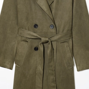 Gabardina verde oliva de doble botonadura efecto ante con cinturón y cuello solapa