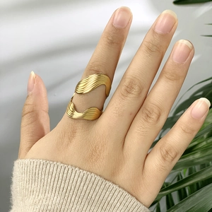 Detailansicht eines goldenen stromlinienförmigen Wellenrings mit gebürsteter Textur