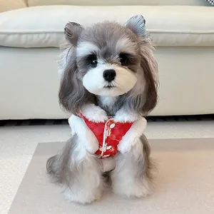Chaleco cálido rojo para mascotas con diseño floral y ribete de piel blanca para perros