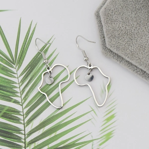 Détails de boucles d'oreilles carte d'Afrique argentées avec cœur et décor de feuilles