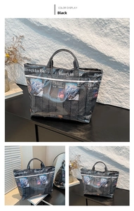 Detailopname van de retro krantenprint op zwarte shopper met glanzende afwerking