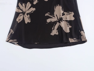 Detail van zwarte mesh jurk met gele bloemenprint en gelaagde stofstructuur voor dames