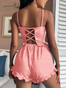 Vue détaillée du dos de l'ensemble de pyjama rose côtelé avec bretelles croisées