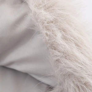 Détail de la texture en fausse fourrure gris clair et doublure douce d'une veste