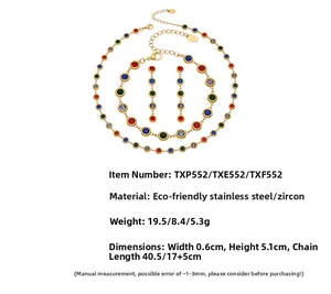 Detailliertes Set aus goldenem Edelstahl-Schmuck mit bunten Zirkon-Steinen