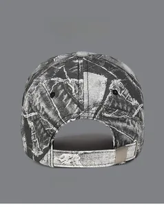 Détail de la boucle métallique réglable sur une casquette de baseball en denim délavé