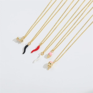 Détails de pendentifs colorés en forme de bonbons et piments sur chaînes dorées