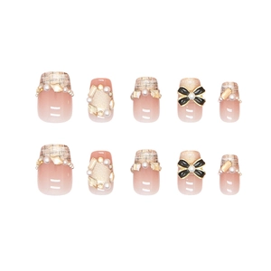 Faux ongles faits main œil de chat avec pointes en tweed, perles et nœuds noirs