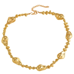Vue détaillée du collier avec perles dorées irrégulières et fermoir mousqueton