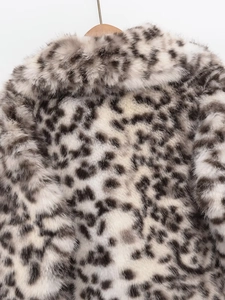 Nahaufnahme der flauschigen Kunstfell-Textur mit grau-schwarzem Leopardenmuster
