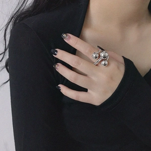 Dettaglio dell'anello a pianeta in argento con perle multiple in stile geometrico moderno