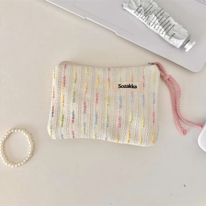Detail der handgewebten Kosmetiktasche mit Regenbogenstreifen und rosa Reißverschluss