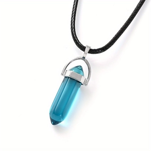Détail du pendentif en cristal hexagonal bleu avec attache en métal argenté sur cordon noir