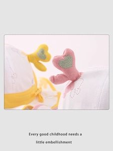Dettaglio del cappello da sole per neonati in cotone morbido con ricami a cuore in 3D