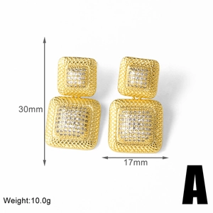 Detalle de dimensiones de pendientes cuadrados dorados con circonita y textura de rejilla