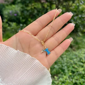 Λεπτομέρεια από επιχρυσωμένο κολιέ 18K με μενταγιόν ποδοσφαίρου και μπλε φανέλας έξω