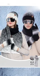 Détail de l'ensemble d'hiver avec bonnet, écharpe et gants en tricot dégradé noir et blanc
