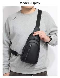Borsello da petto da uomo in pelle litchi nera con tasche multiple a zip su modello