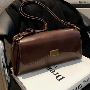 Dunkelbraune Schultertasche aus PU-Leder mit goldener Schnalle und Trageriemen
