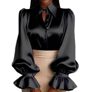 Elegante camicia in raso nero con maniche a sbuffo e colletto a revers stile ufficio