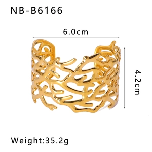 Especificaciones de tamaño detalladas del brazalete de coral hueco bañado en oro 18k