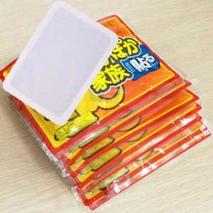 Selbstklebende Körperwärmepflaster in japanischem Design auf einem Holztisch
