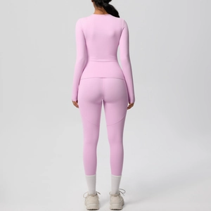 Vue arrière d'un ensemble de yoga rose moulant avec haut manches longues et legging
