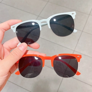 Modische Kinder-Sonnenbrille mit Halbrahmen in Blau und Orange sowie UV-Schutz-Gläsern