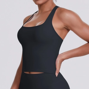 Détail du dos nageur et du tissu élastique de qualité sur le débardeur de yoga noir