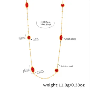 Detailansicht der facettierten roten Tschechisches Glas und Edelstahl-Halskette