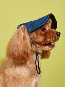 Cappello da sole trapuntato blu per cani con cordino regolabile vista laterale