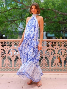 Détails de la robe longue fleurie bleue et blanche avec licou et ourlet à volants