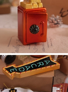Dettaglio di decorazioni natalizie creative a forma di cassaforte e insegna arcade
