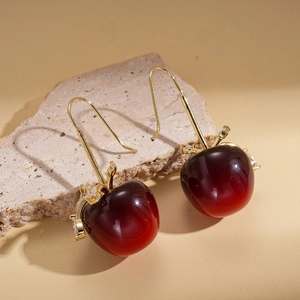 Boucles d'oreilles cerise avec pierres en résine rouge et détails dorés en zircon