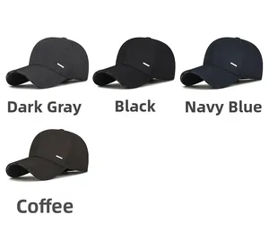 Détail de casquettes de baseball multicolores montrant le logo métallique latéral