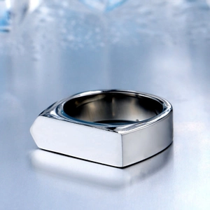 Vue macro d'une bague flèche minimaliste en acier titane argenté aux lignes géométriques