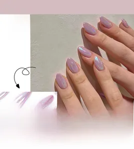Détail de faux ongles amande violet holographique avec paillettes et fini brillant