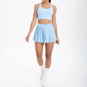 Gros plan sur la jupe de sport plissée bleu clair avec large ceinture pour le tennis