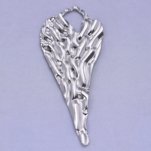 Vue macro d'un pendentif cœur en acier inoxydable 304 argenté avec texture martelée