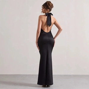 Elegante abito da sera nero in raso con schiena scoperta e taglio slim con fiocco