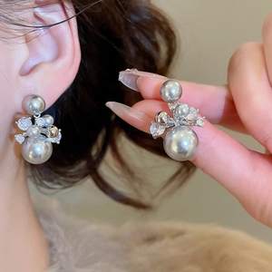 Gros plan de boucles d'oreilles en perles plaquées or 14 carats avec oxydes