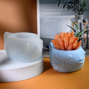 Detalle del molde de silicona de pez y maceta azul para suculentas con textura de escamas