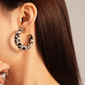 Boucles d'oreilles créoles en C avec texture simili cuir à motif léopard noir et blanc